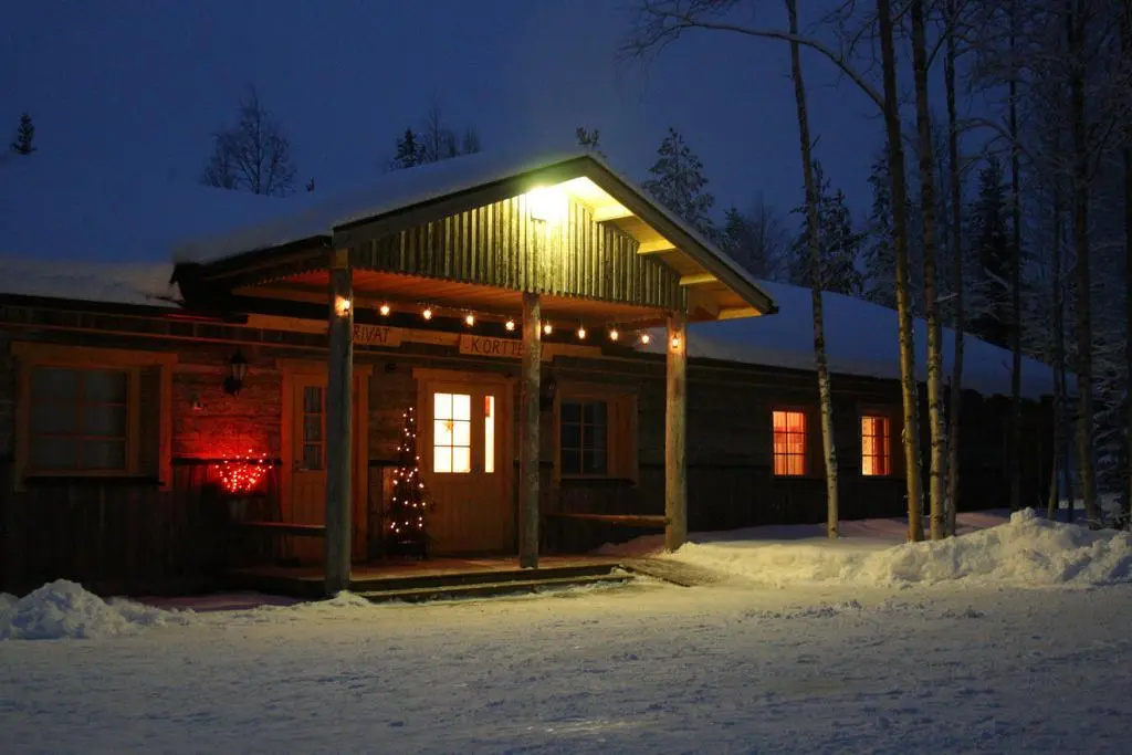 Isokenkäisten Klubi, Wilderness lodge
