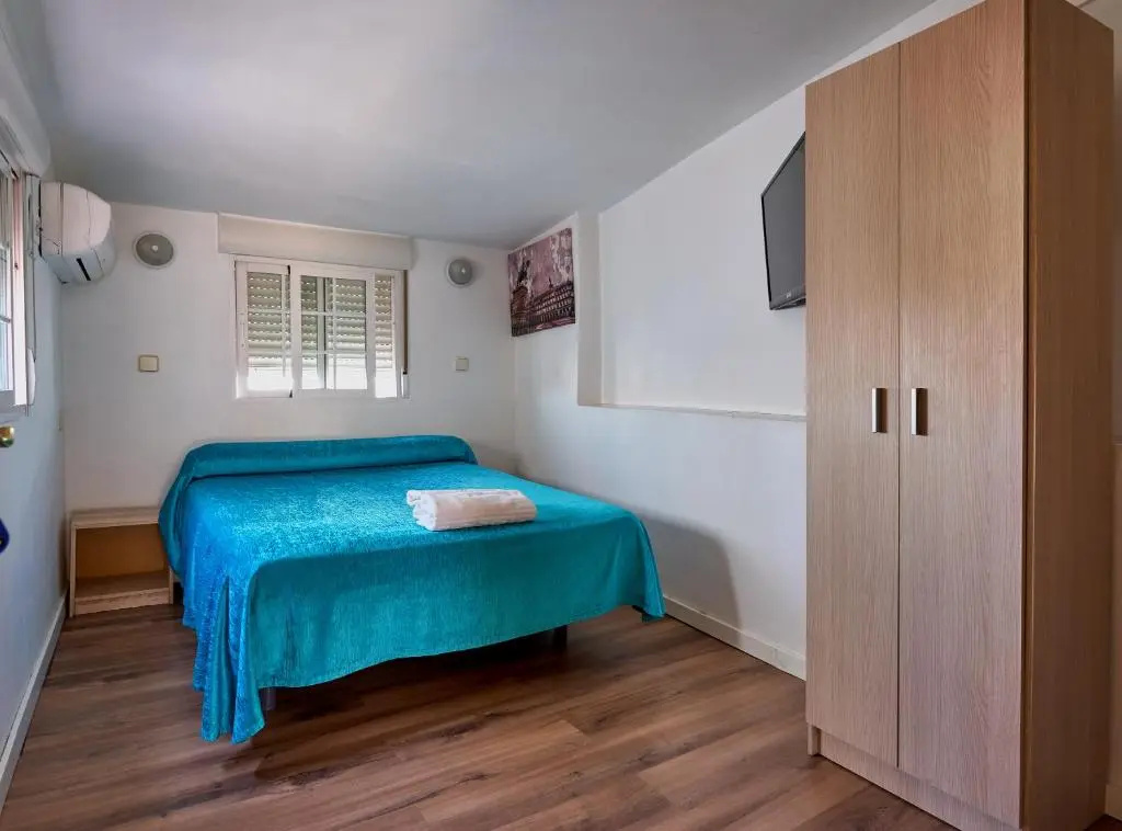 Double room (full double bed)