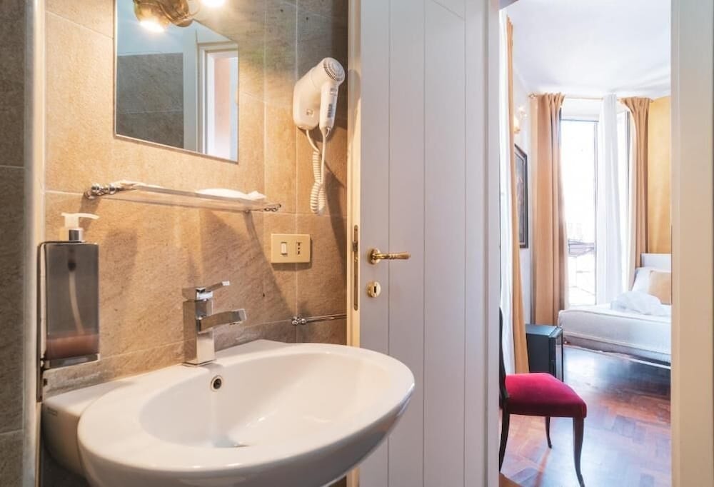 Deluxe Double room (full double bed)
