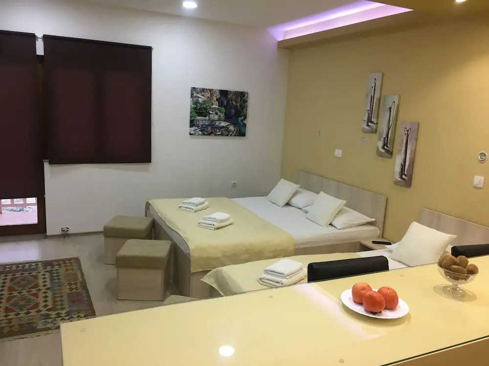 舒適四房套房附陽台及河景雙床