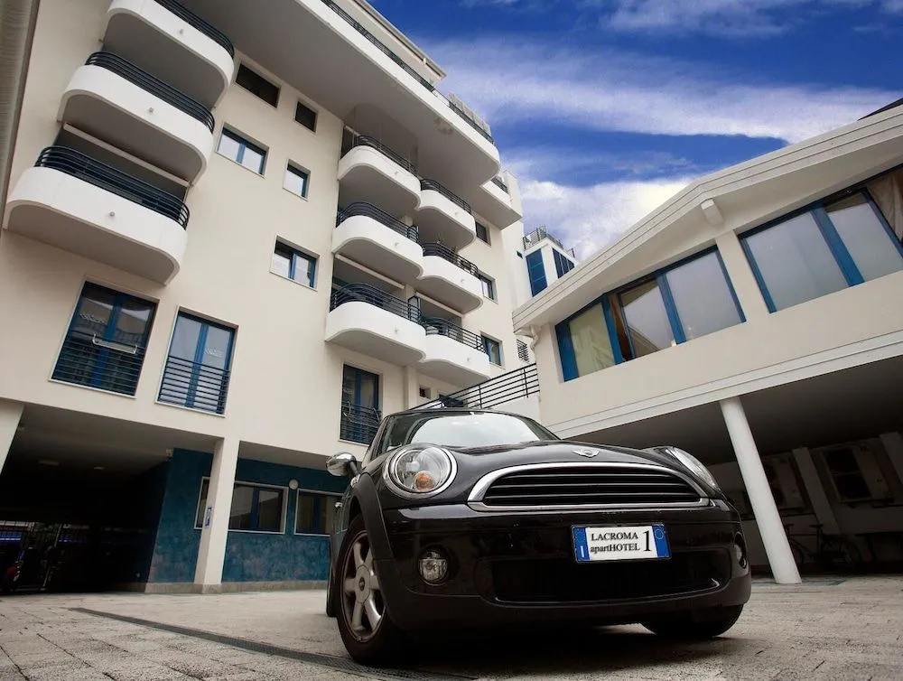 Aparthotel Lacroma