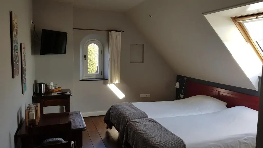 Deluxe Double room (full double bed)