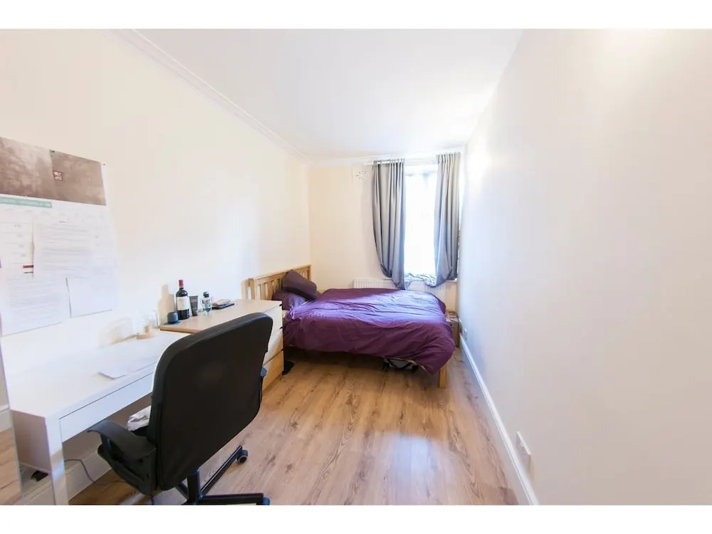 Spacious & Quiet 4BR Flat for 8 in Hampstead