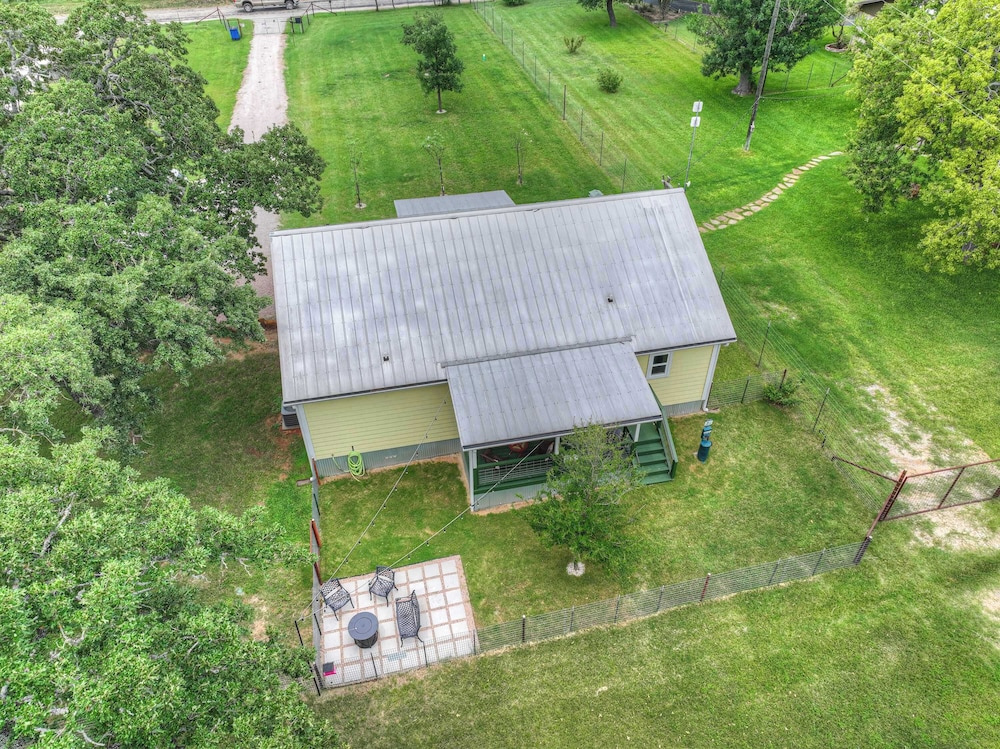 Farmhouse Charm 10 Min to Downtown, Pet Friendly!