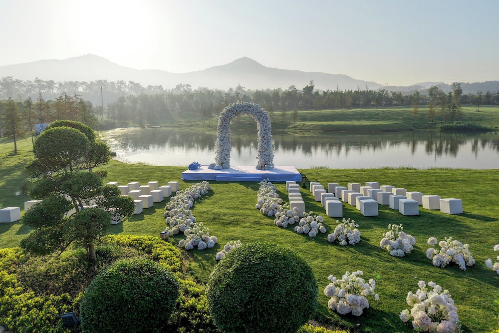 Crowne Plaza Xiangyang Fuchun Lakeside by IHG