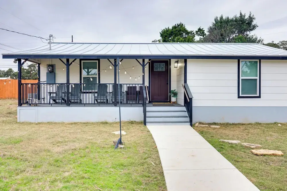 2 Mi to Canyon Lake: Cottage w/ Fire Pit & Grill