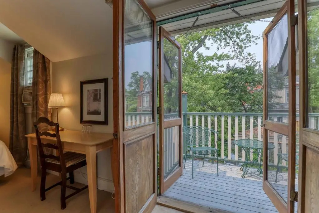 Double Cottage with balcony (full double bed)