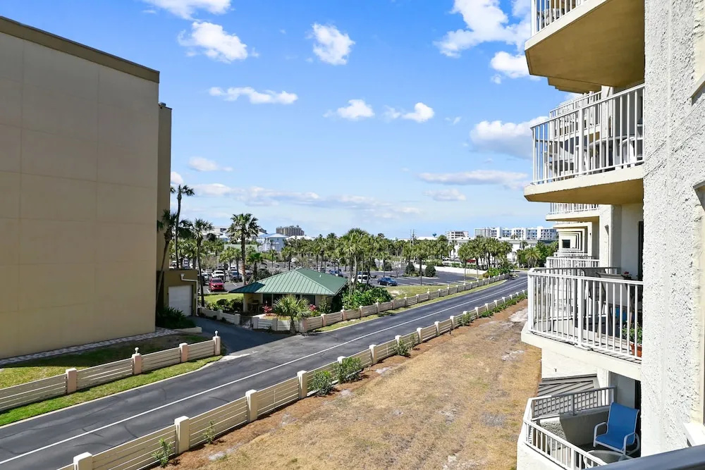 Inlet Reef 213 2 Bedroom Condo by RedAwning