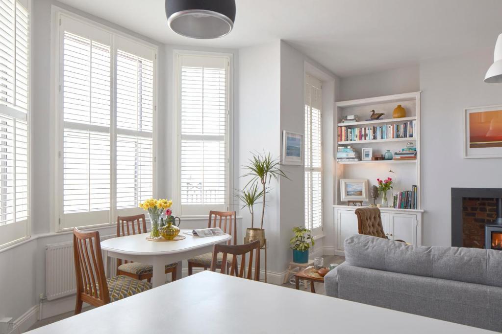 Отель Spacious beach front apartment with stunning sea views, фото 6