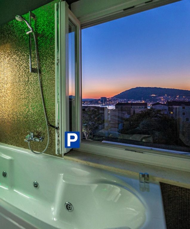 Deluxe Double room with partial sea view full double bed