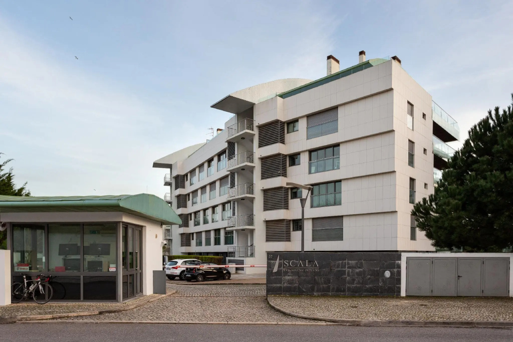 ALTIDO Superb Apt w/Terrace Pool & Spa in Cascais
