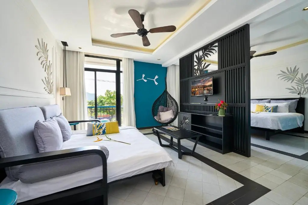 Standard Triple room with city view