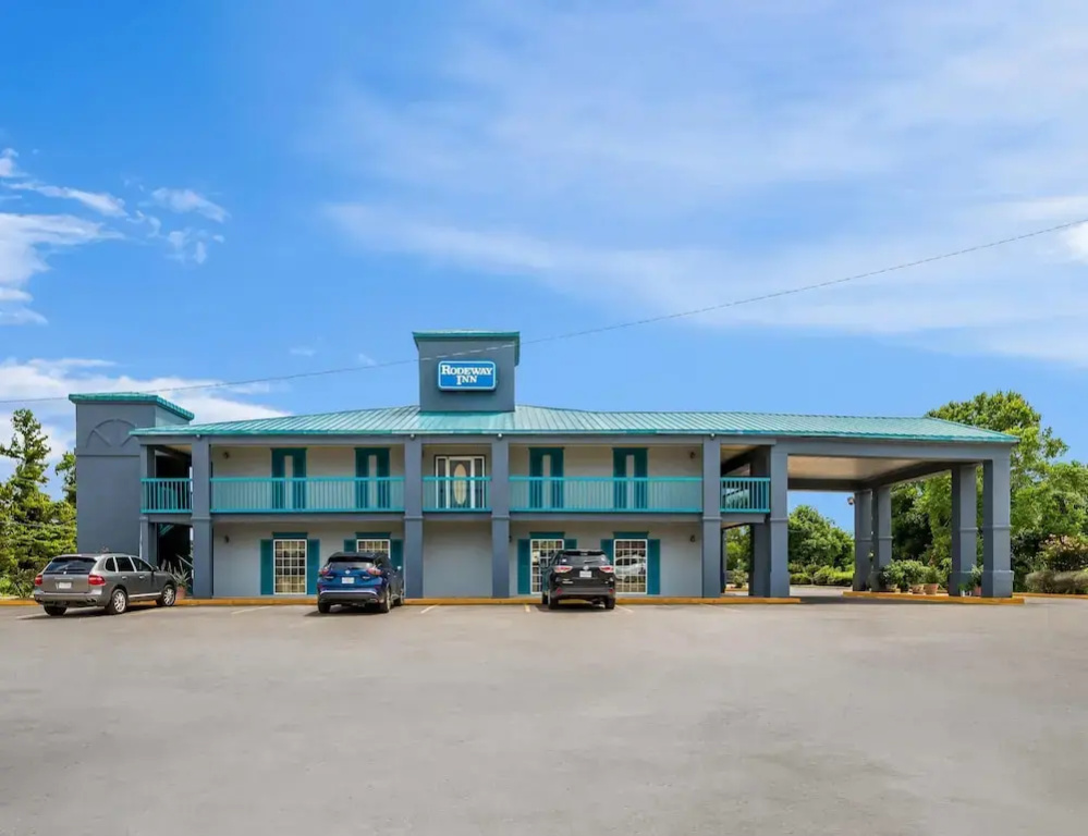 Deluxe Inn & Suites