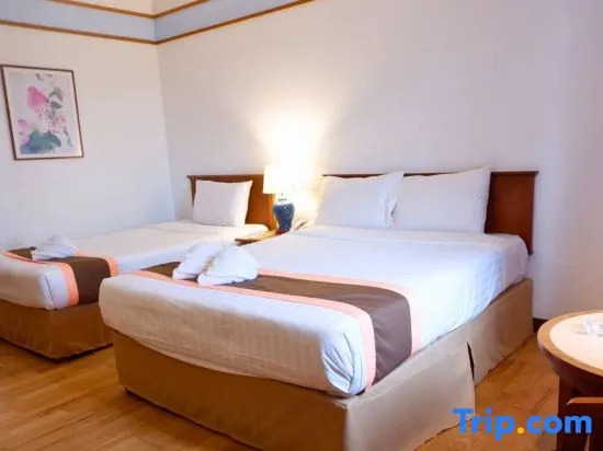 Трёхместный номер Deluxe в Diamond Plaza Hotel Suratthani