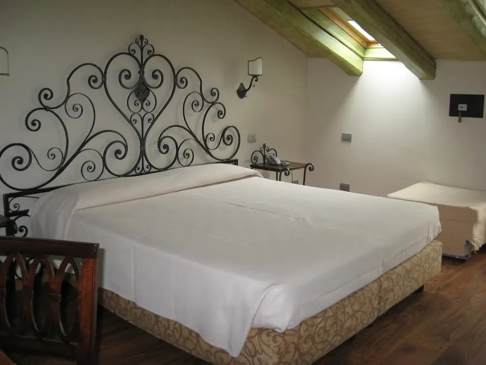 Standard Double room with balcony (full double bed)