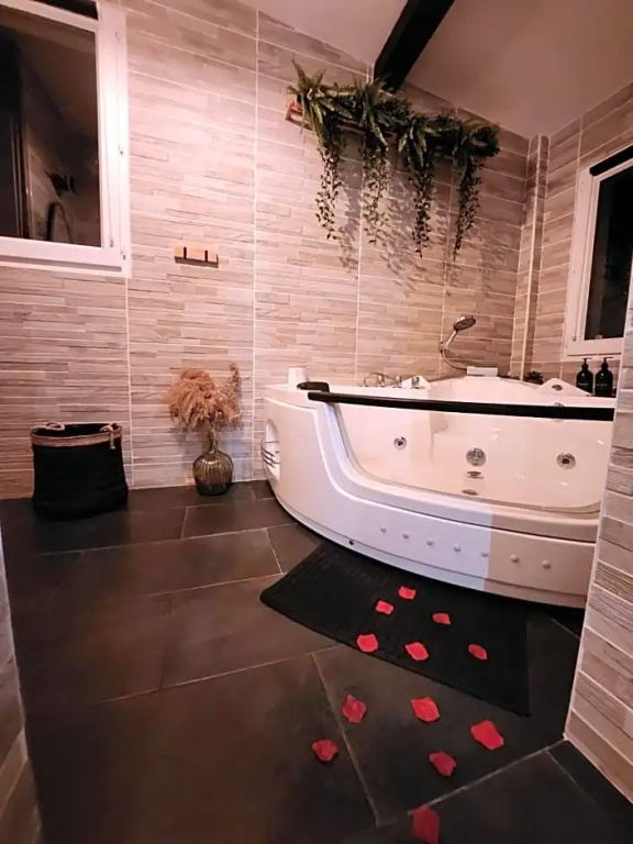 Afficher la photo 7 — A l'Orée des pins - Gite indépendant avec baignoire balnéo et Home Cinéma en sup - Voir info de l'hôte