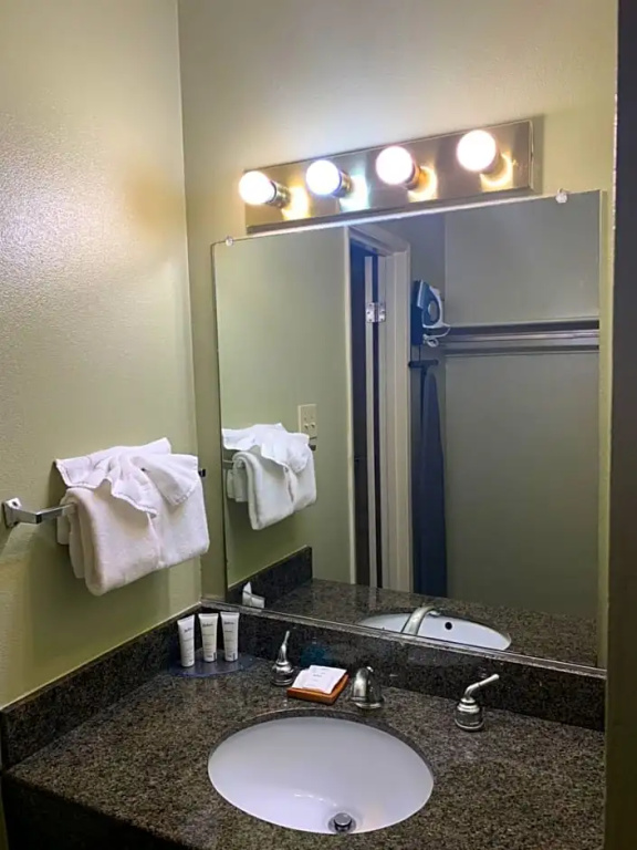 Ramada by Wyndham West Sacramento Hotel and Suites - Chambres