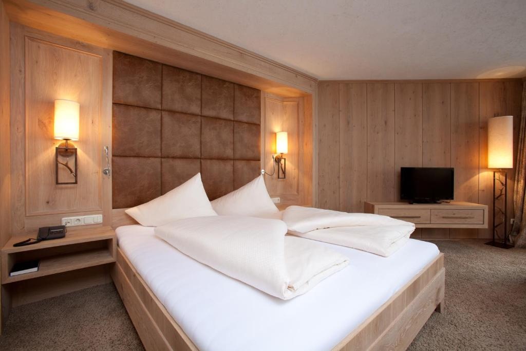 Deluxe Double room with balcony (full double bed)