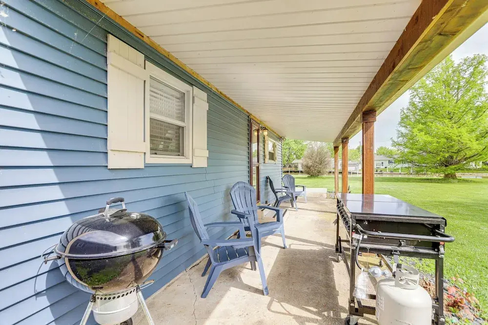 Waterfront Port Clinton Cottage w/ Fire Pit!