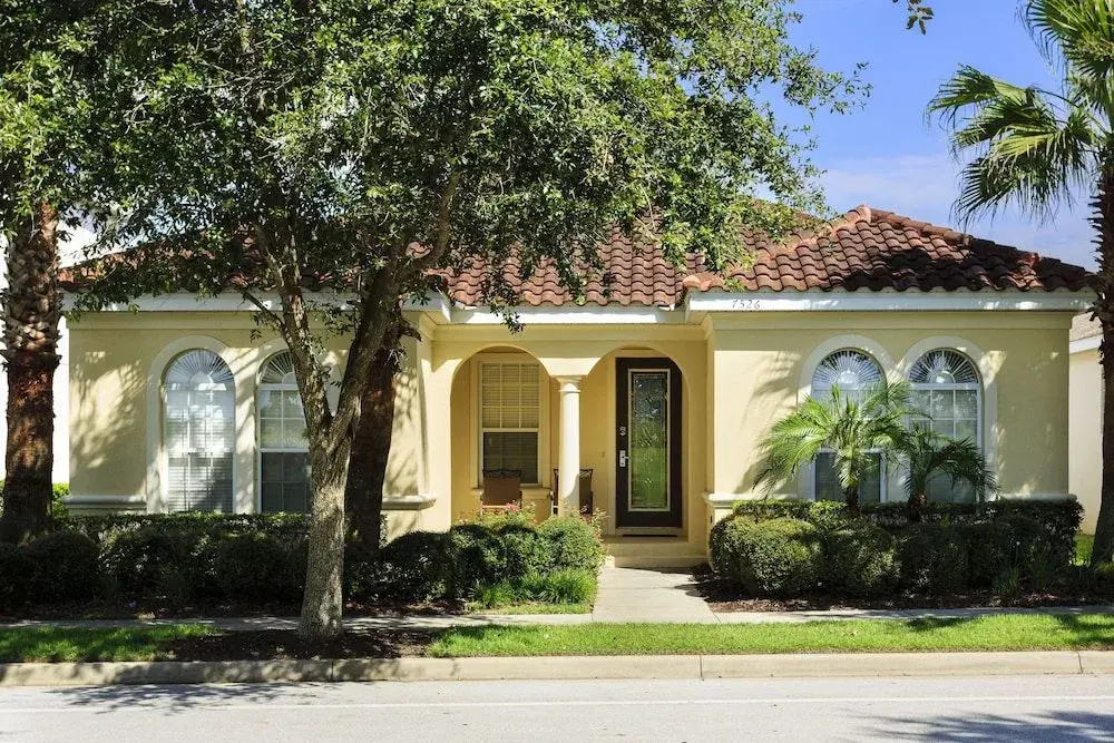 3 Bed Reunion Home w/ South Facing Pool by RedAwning