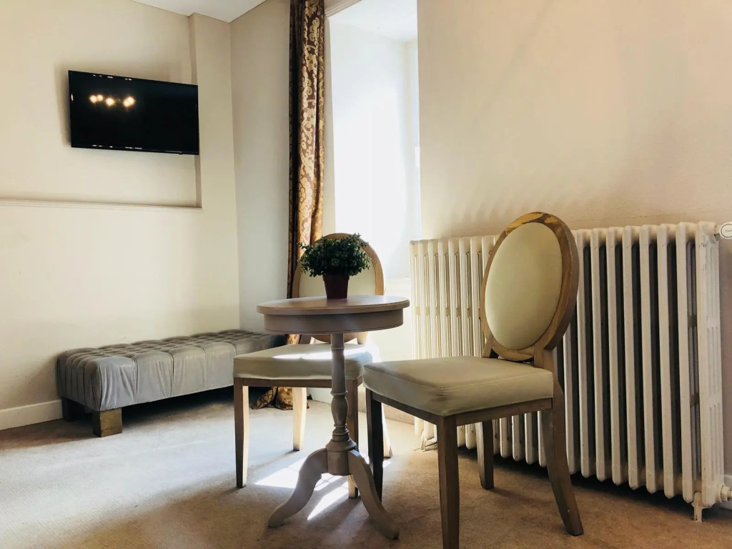 LE H - Hôtel & Restaurant - Chambres
