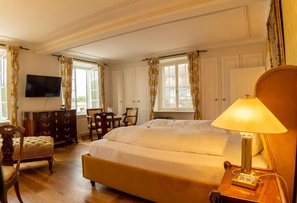 Deluxe Double room with lake view (full double bed)