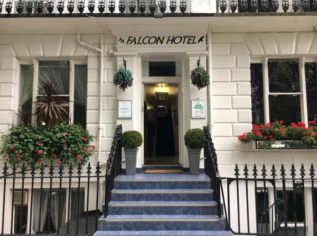 Falcon Hotel — фото