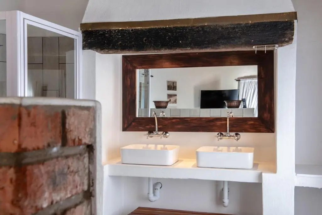 Deluxe Double room (full double bed)
