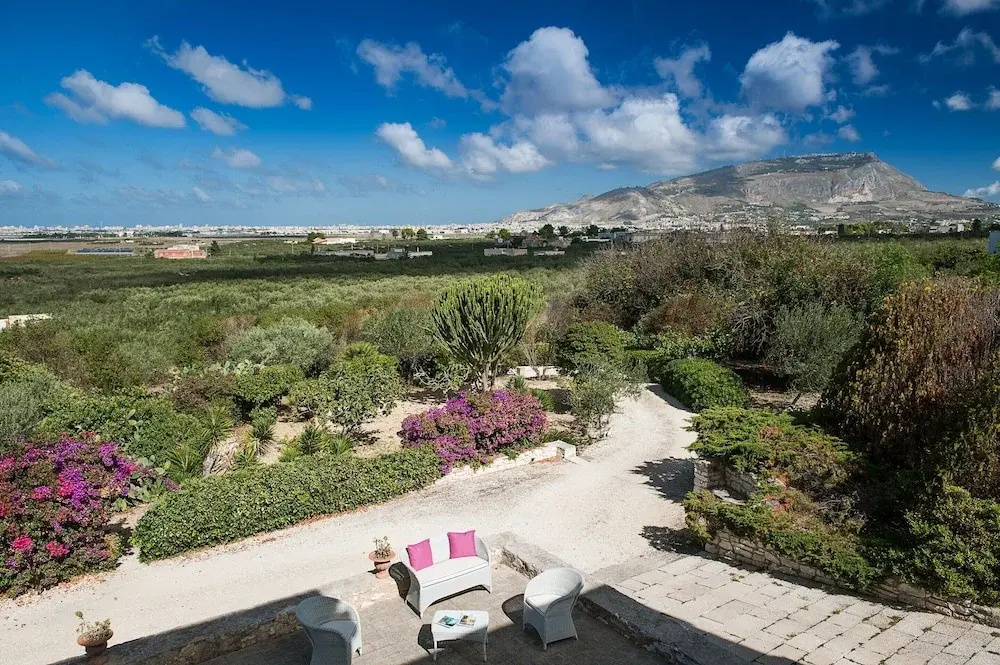 Villa in Paceco With Pool and Countryside Views