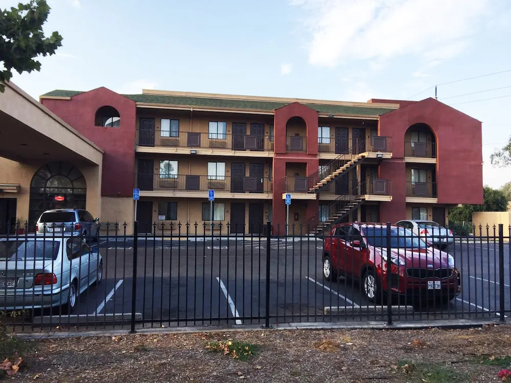Budget Inn and Suites - фото 19