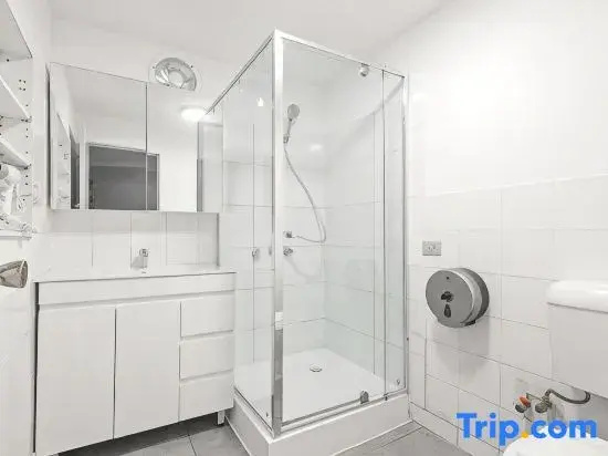 Your Relaxing Stay – Central Location, Close to Train & Shops