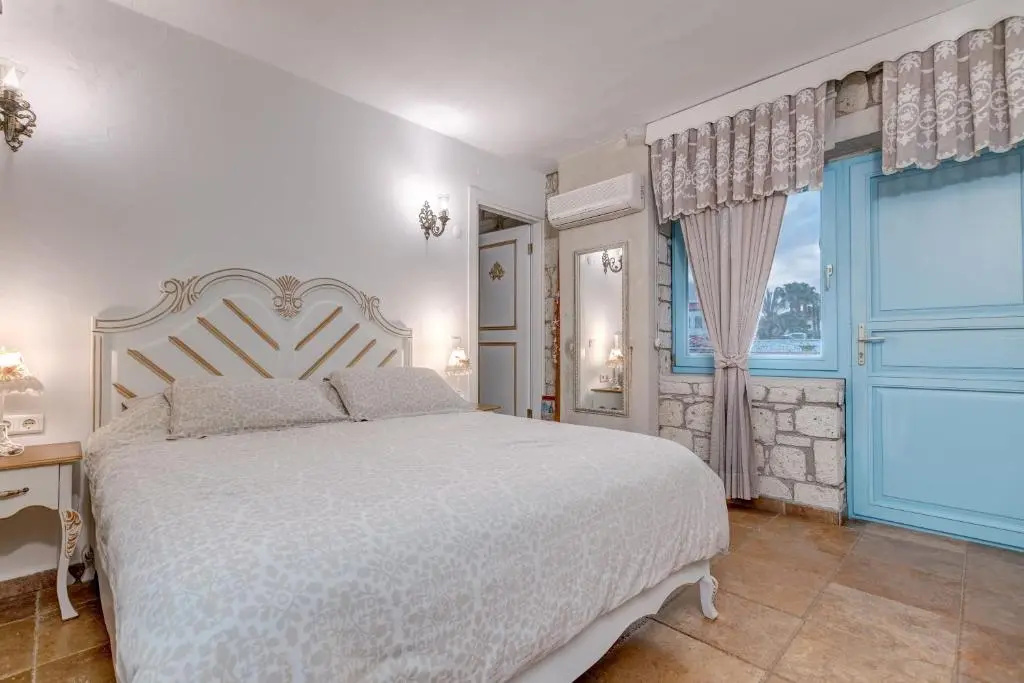Superior Double room with pool view (full double bed)