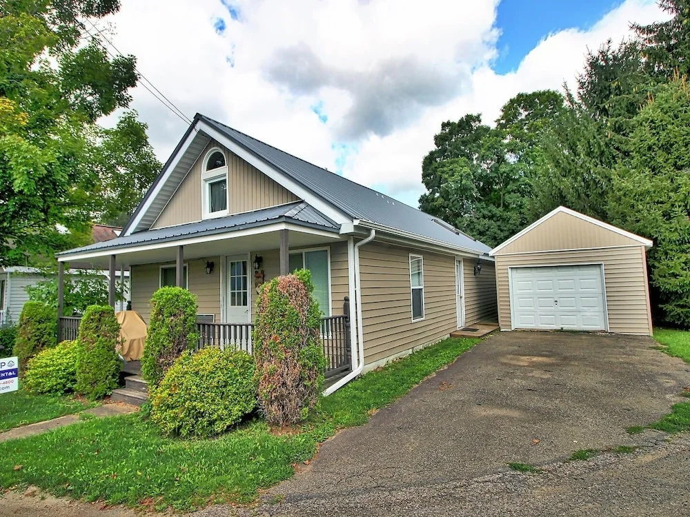 1 Maple Avenue 2 Bedroom Home by Redawning