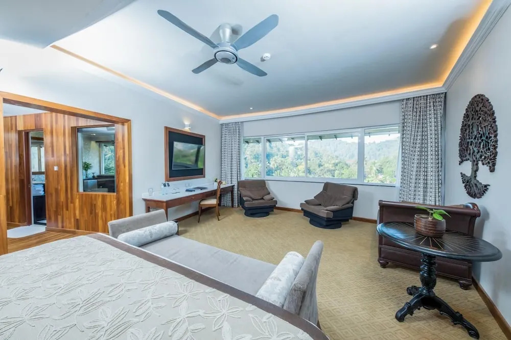Earl's Regent Hotel
