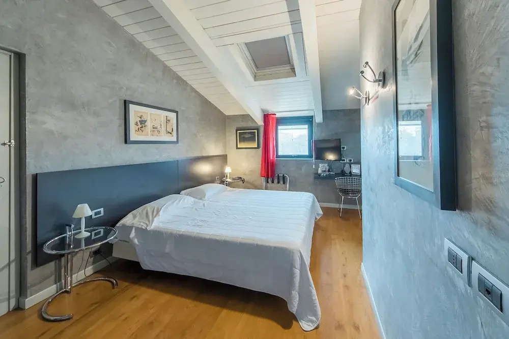 Double room (full double bed)