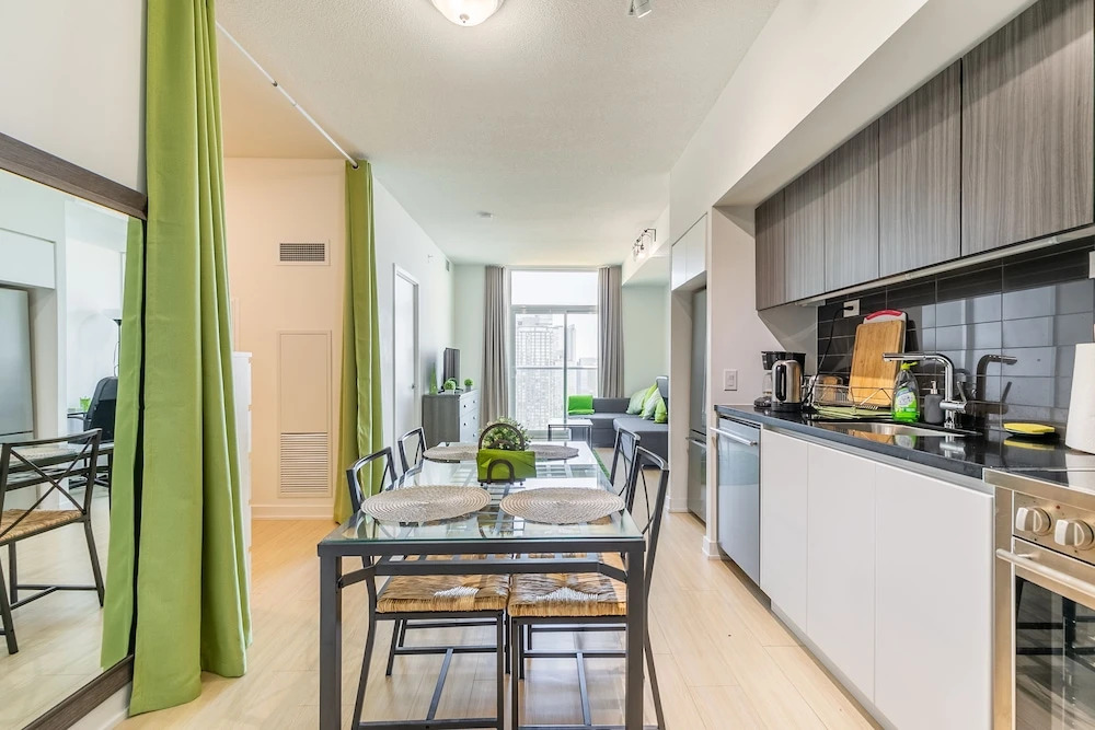 Simply Comfort Stunning Downtown Condos - фото 16