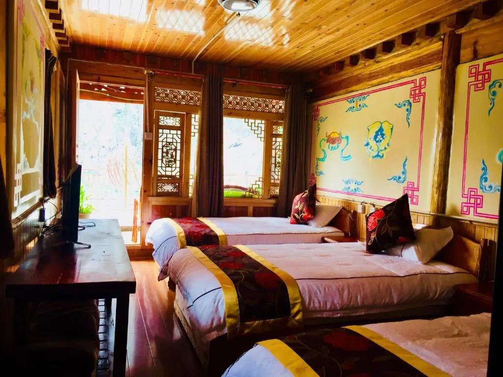 標準三人房，設有陽台及山景。