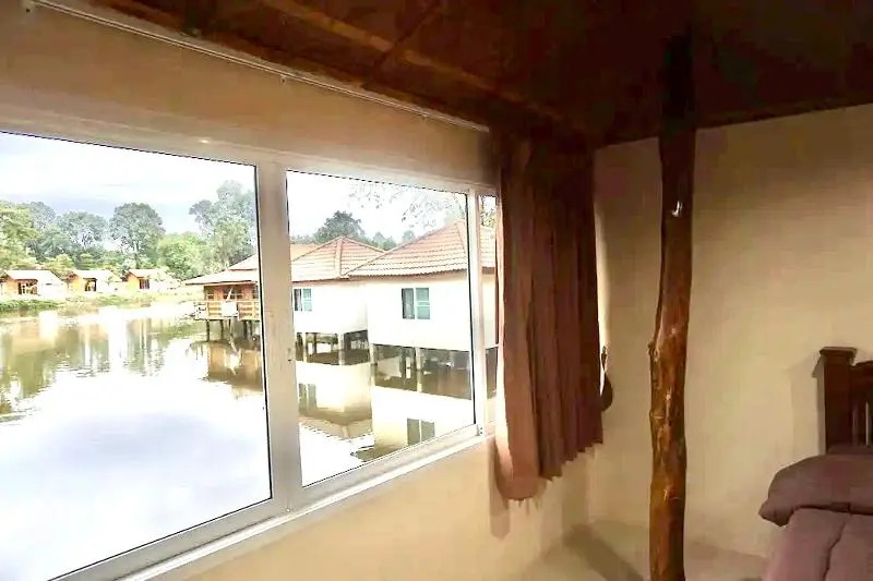 Бунгало с видом на реку в Fahluang Resort