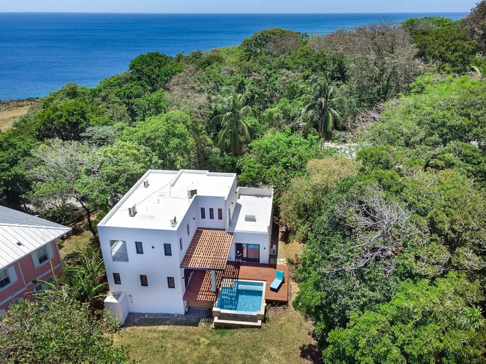 West Bay Breeze 3 Bedroom Home by RedAwning