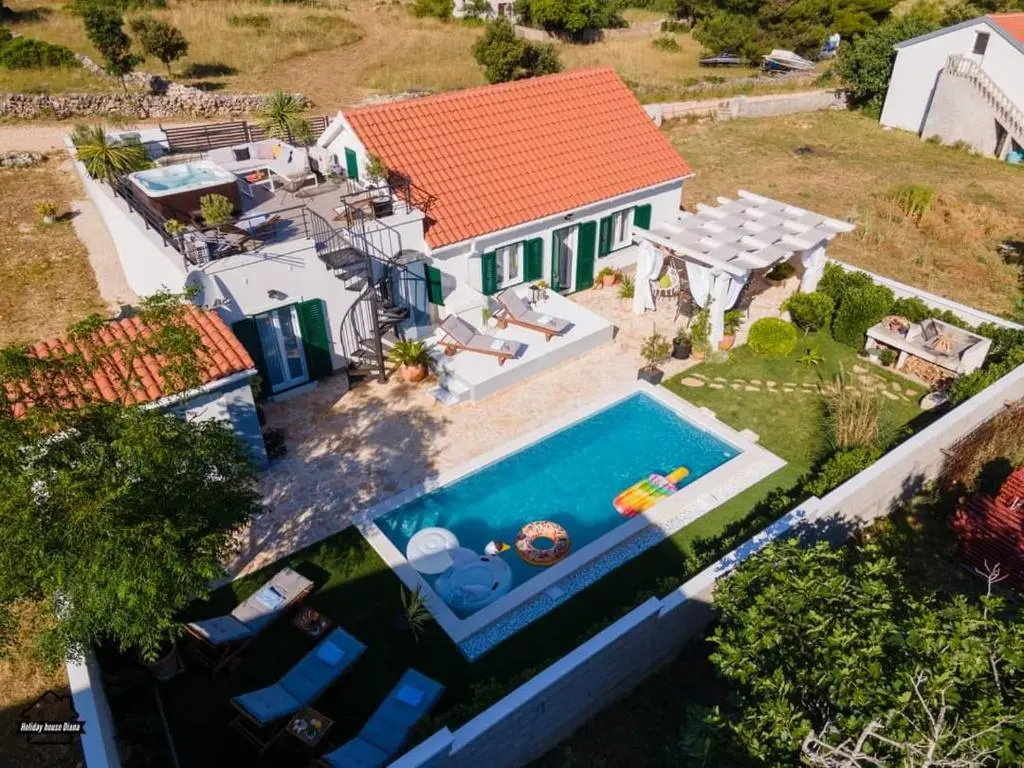 House Diana - heated swimming pool and jacuzzi