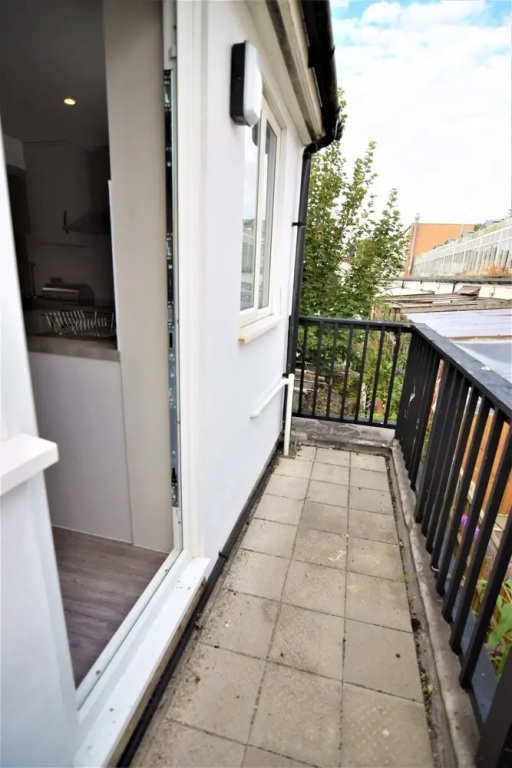 Modern two Bedroom Next TO Brighton Station
