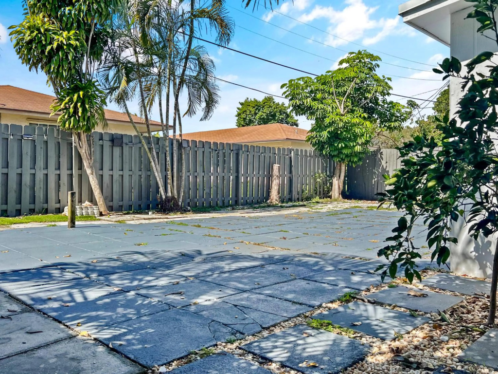 Tropical 2-Bedroom Apartment in Key West-like Home