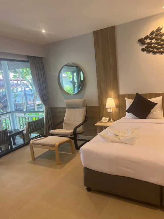 1 Bedroom Deluxe Double room with partial sea view (full double bed)
