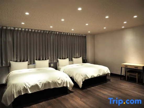 Deluxe Family room with street view
