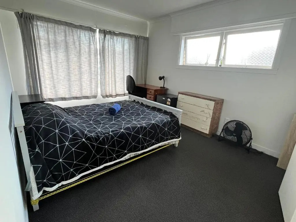Double bedroom #2 - homestay family home - NO BREAKFAST