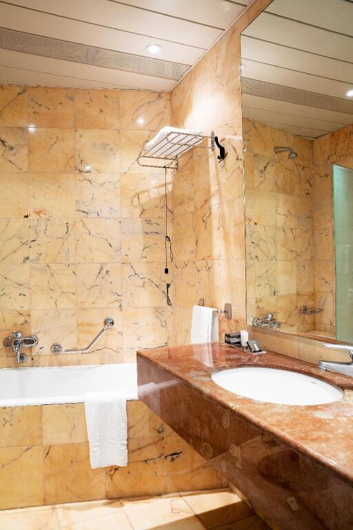 Четырёхместный номер Standard в Mediterraneo Palace Hotel