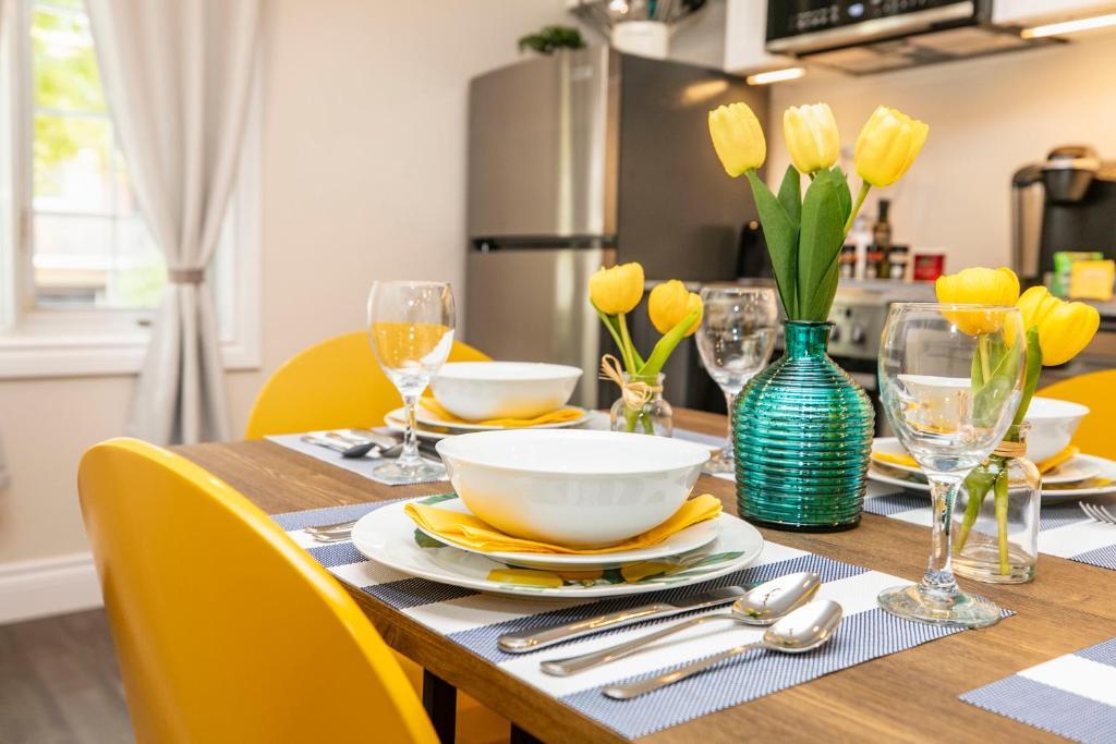 Отель Luxury 1 Br With King Bed - Near Byward Market, фото 9