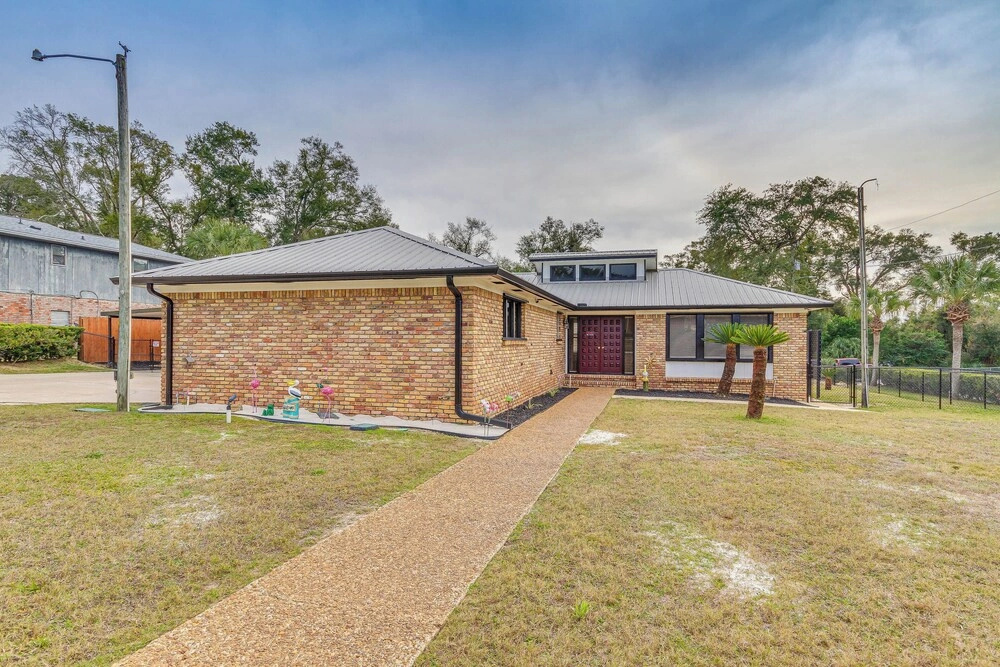Pensacola Home w/ Screened Porch: 10 Mi to Beach!