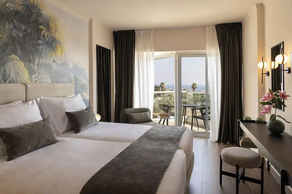 Superior room with balcony and with partial sea view