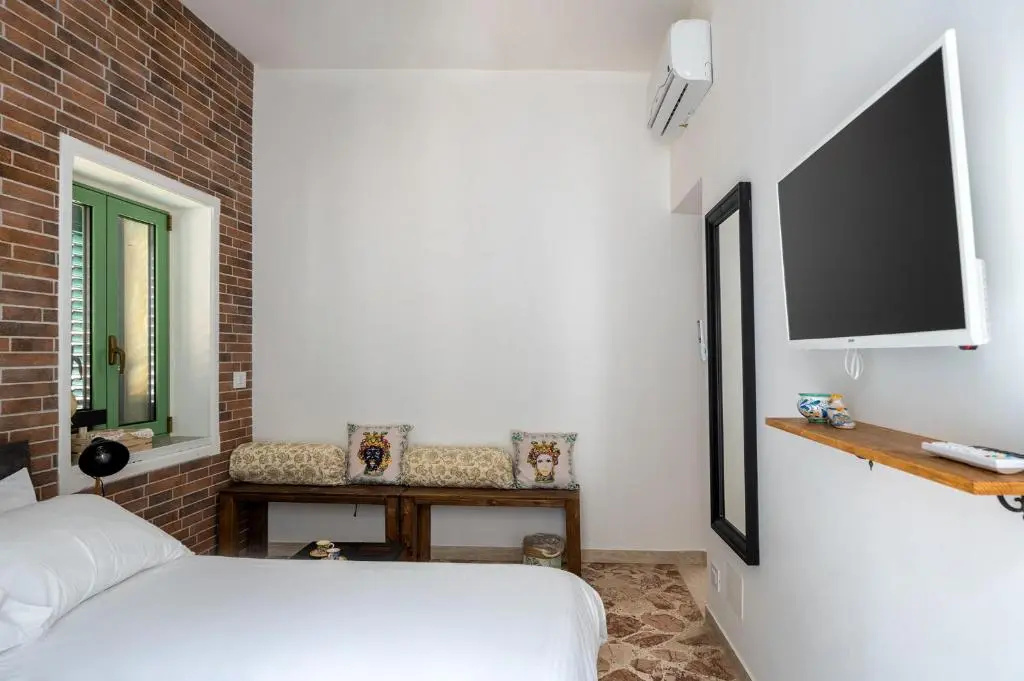 Standard Double room with balcony (full double bed)